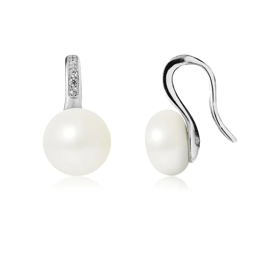 une paire de boucles d’oreilles en perles blanches et diamants