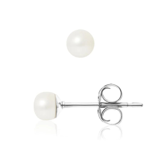 une paire de boucles d’oreilles en perles blanches