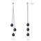 une paire de boucles d’oreilles en perles noires et chaîne en argent