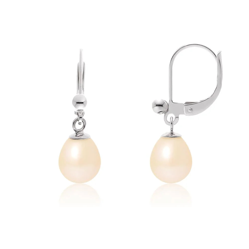 une paire de boucles d’oreilles en perles blanches