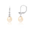 une paire de boucles d’oreilles en perles blanches