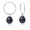 une paire de boucles d’oreilles en perles noires