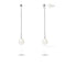 une paire de boucles d’oreilles en perles blanches