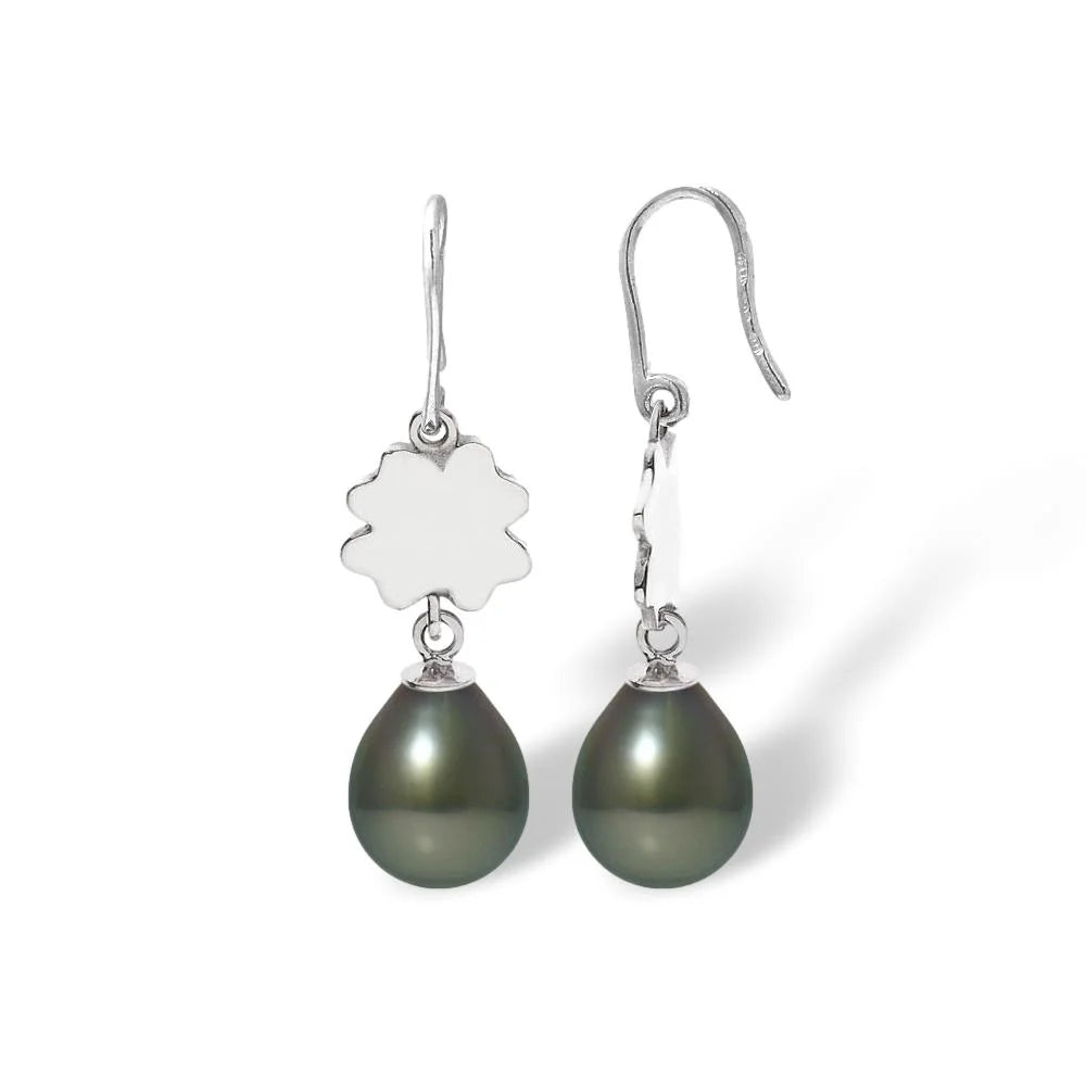 une paire de boucles d’oreilles en perles noires