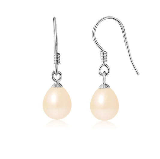 une paire de boucles d’oreilles en perles blanches