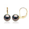 une paire de boucles d’oreilles en perles noires et or