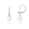 une paire de boucles d’oreilles en perles blanches