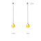 une paire de boucles d’oreilles en verre jaune