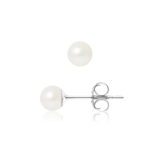 une paire de boucles d’oreilles en perles blanches