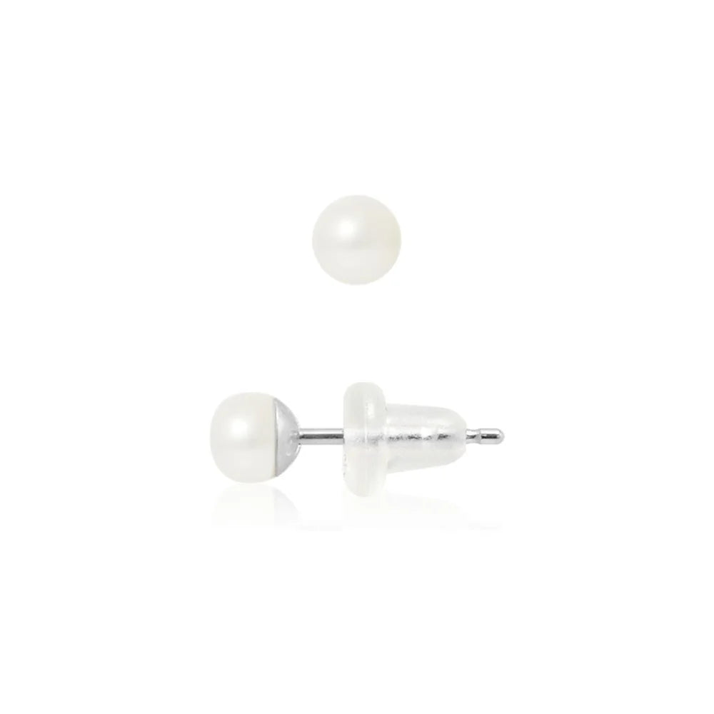 une paire de boucles d’oreilles en perles blanches