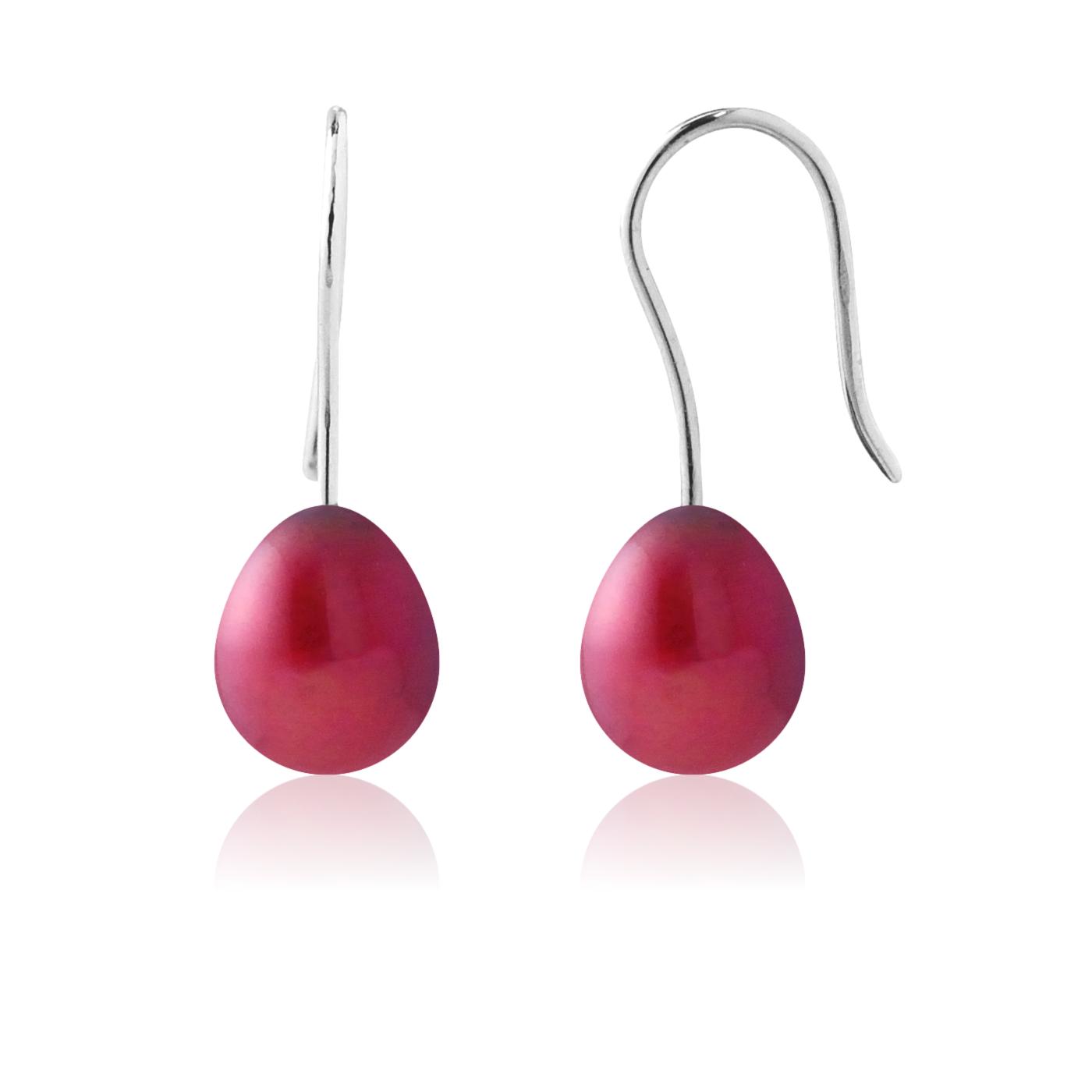 une paire de perles roses sur des fils d’oreille en argent