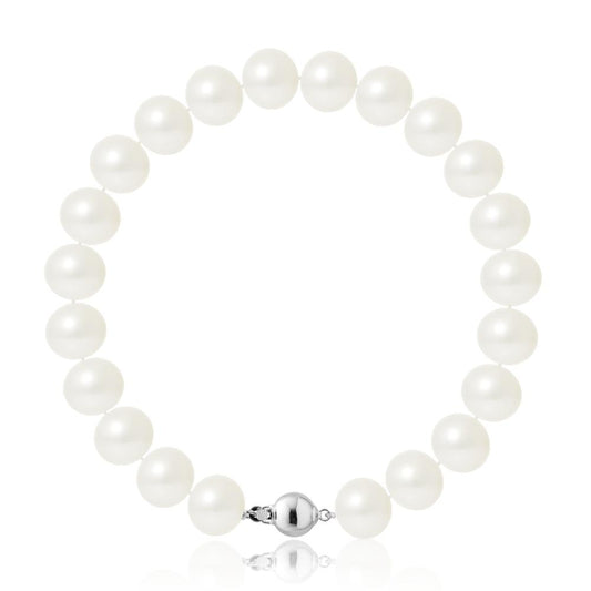 un bracelet en perles blanches avec un fermoir en argent