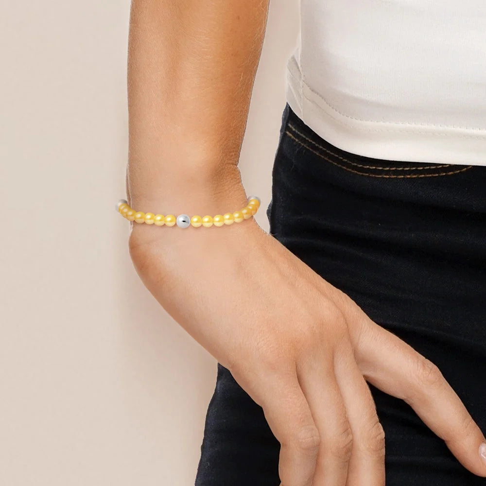 une femme portant un bracelet jaune avec des perles