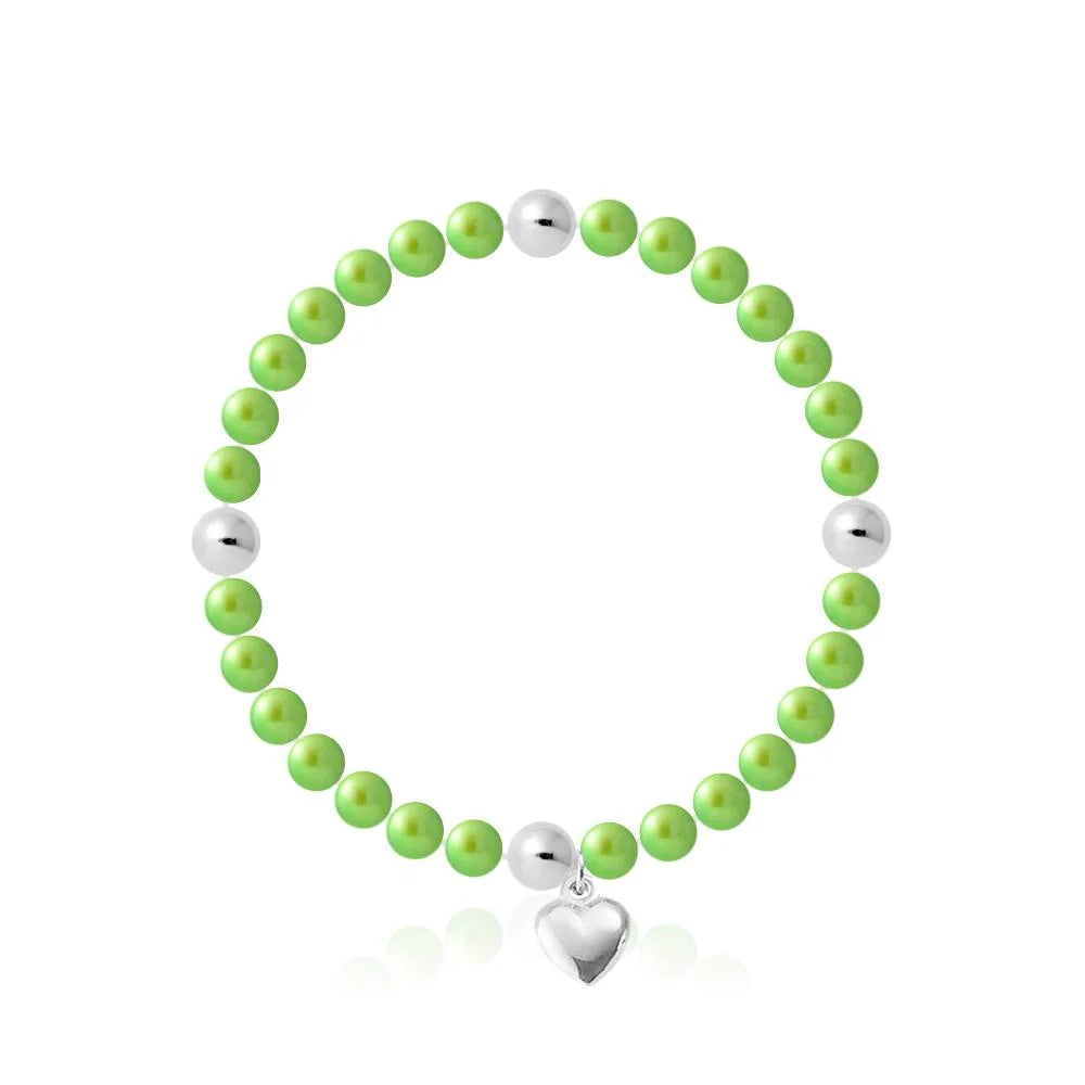 un bracelet vert avec une breloque en forme de cœur