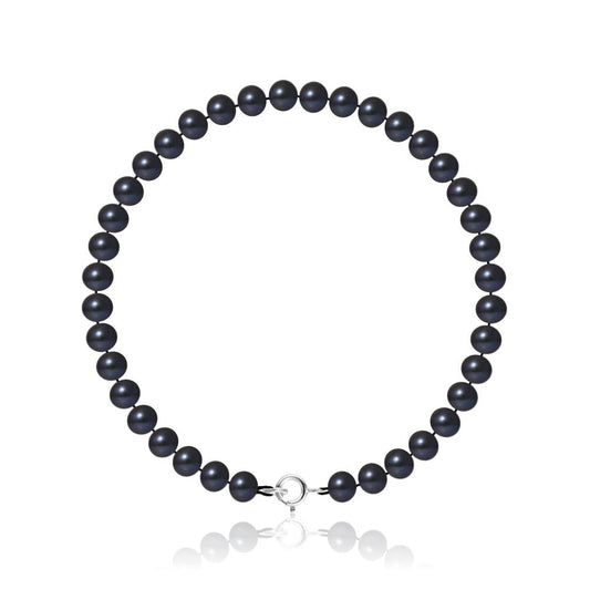 un bracelet en perles noires avec un fermoir en argent