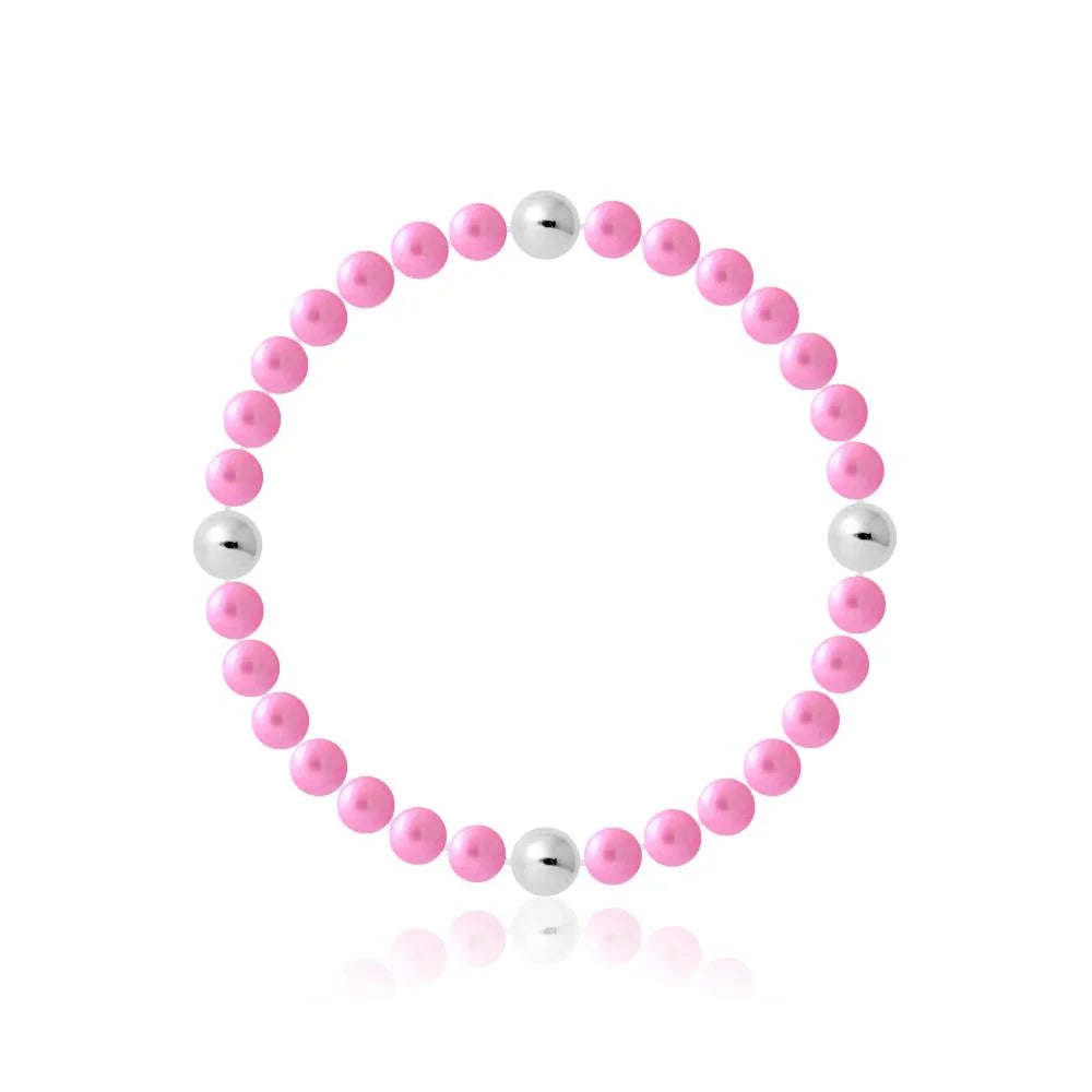 un bracelet en perles roses et blanches avec une boule en argent