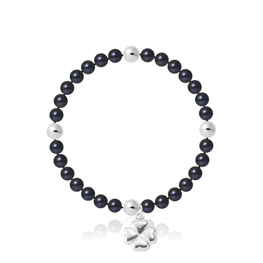 un bracelet en perles noires avec une breloque papillon en argent