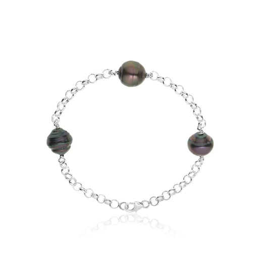 un bracelet avec des perles noires et des perles argentées