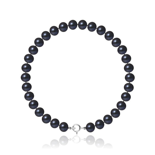 un bracelet en perles noires avec un fermoir en argent