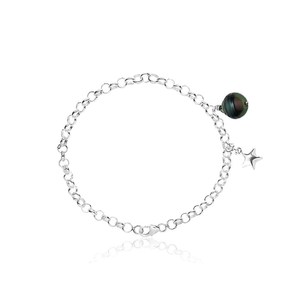 un bracelet avec une perle et une étoile en breloque