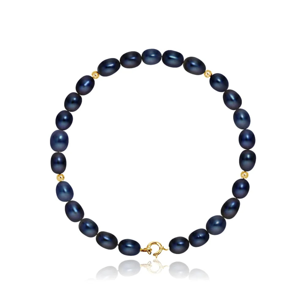 un bracelet en perles noires avec fermoir en or