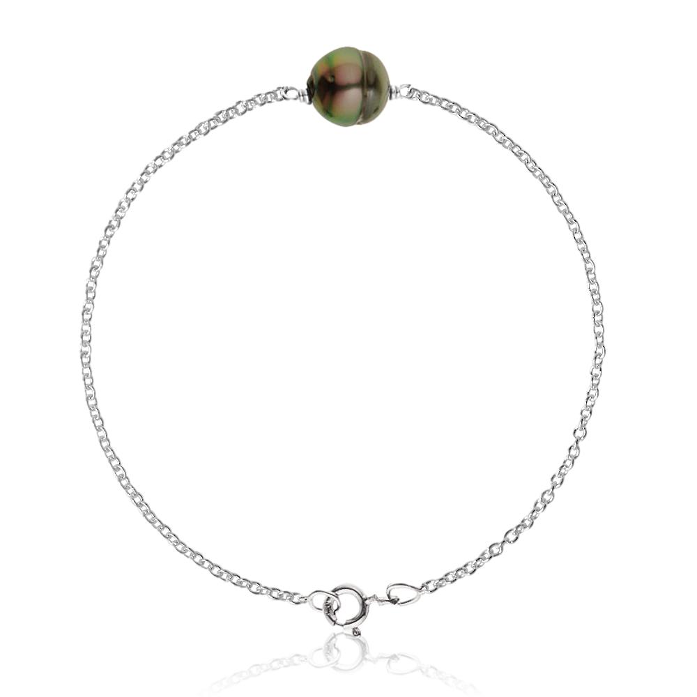 un bracelet de perles avec une chaîne en argent