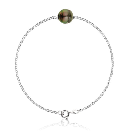 un bracelet de perles avec une chaîne en argent