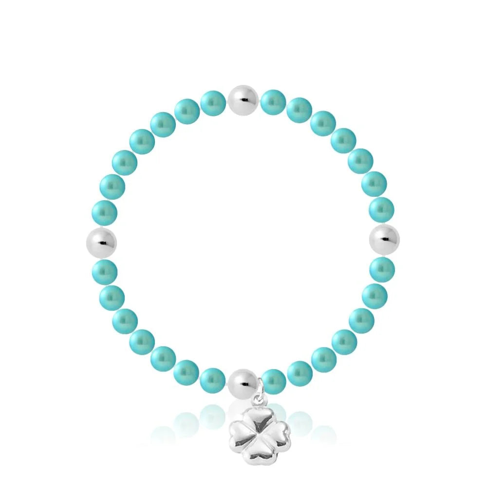 un bracelet avec une breloque d’éléphant en argent et des perles turquoises