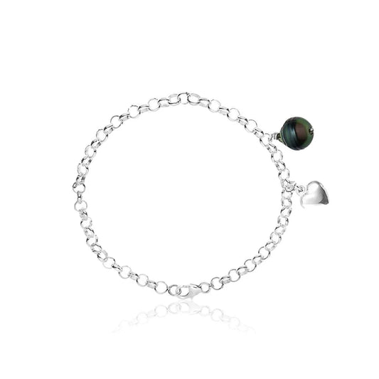 Gros plan sur un bracelet orné d’une breloque en forme de cœur