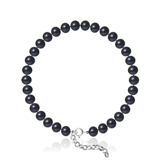 un bracelet en perles noires avec un fermoir en argent