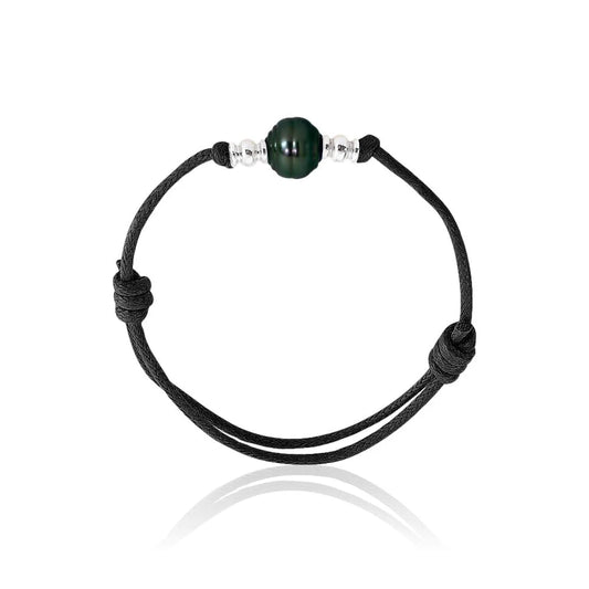 un bracelet en cuir noir avec une perle verte