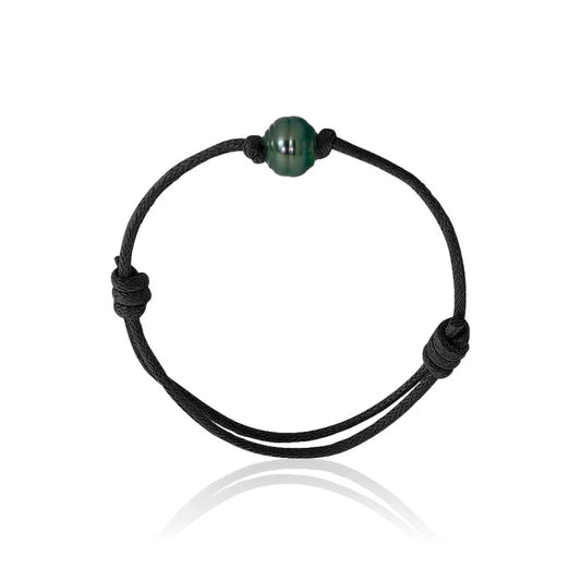 un bracelet en cuir noir avec une perle verte