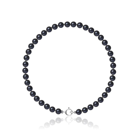 un bracelet en perles noires avec un fermoir en argent