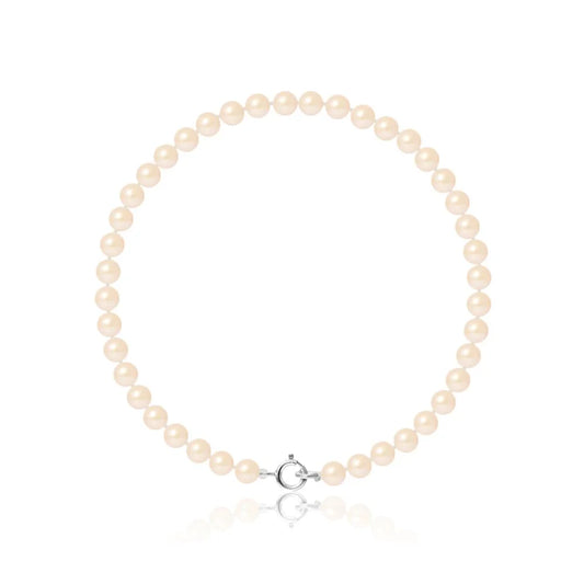 un bracelet de perles avec un fermoir en argent