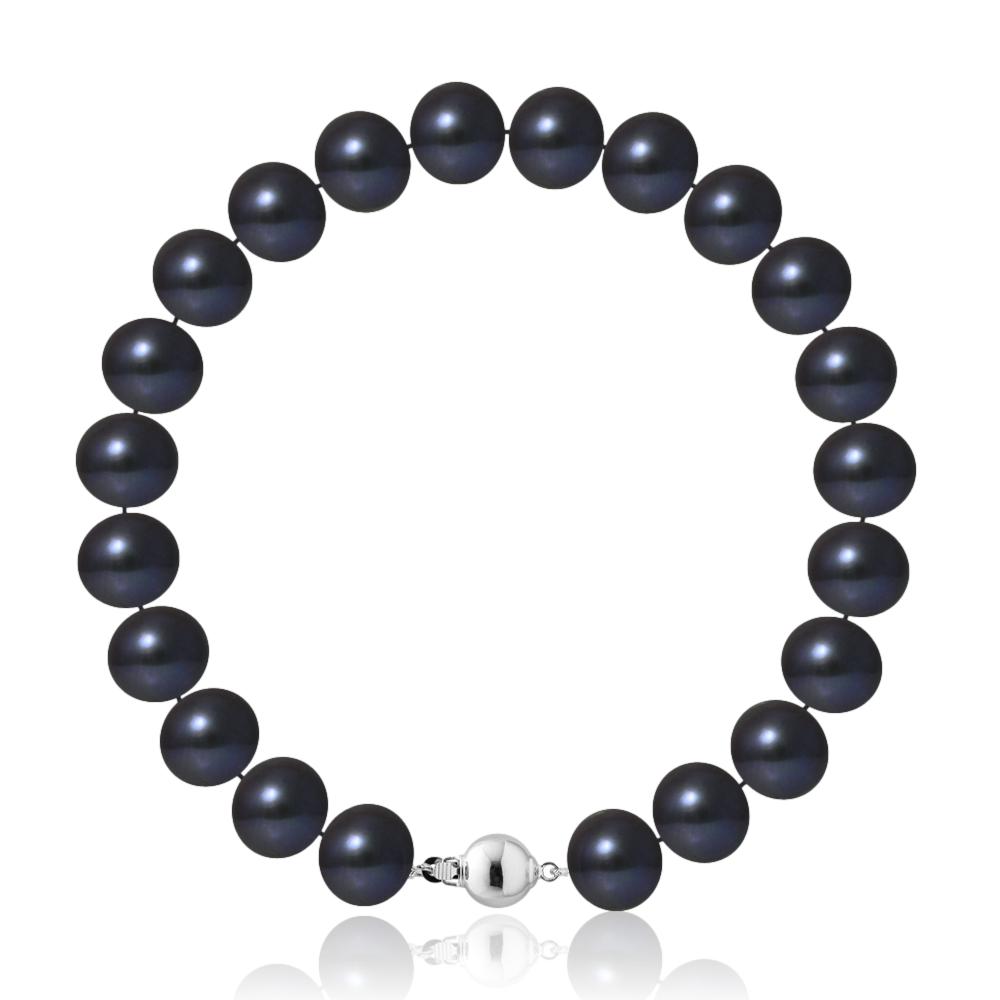 un bracelet en perles noires avec un fermoir en argent