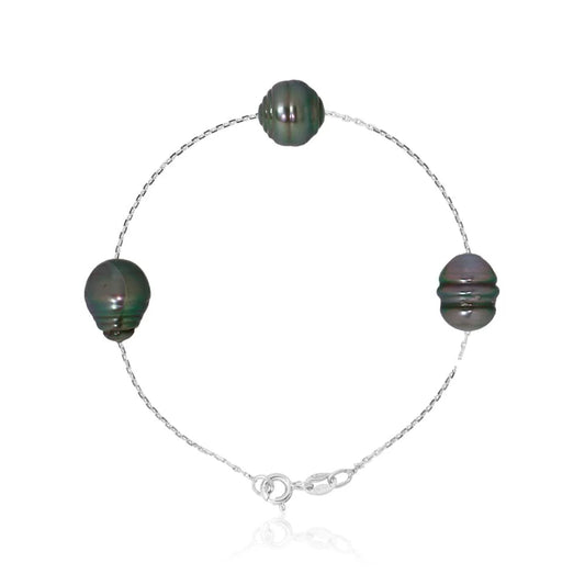 un bracelet en perles noires avec une chaîne en argent