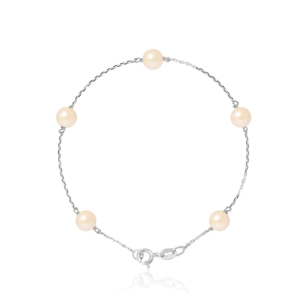 un bracelet avec des perles et des diamants