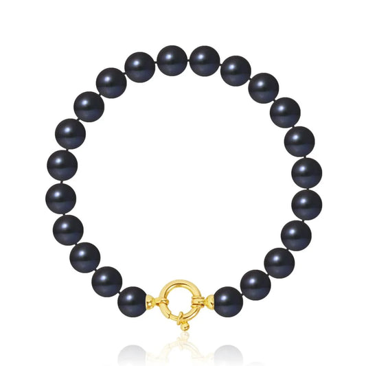 un bracelet en perles noires avec un fermoir en or