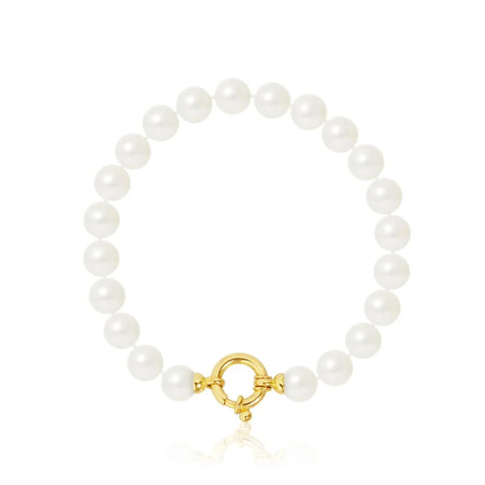 un bracelet en perles blanches avec un fermoir en or