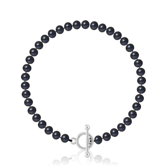 un bracelet en perles noires avec un fermoir en argent