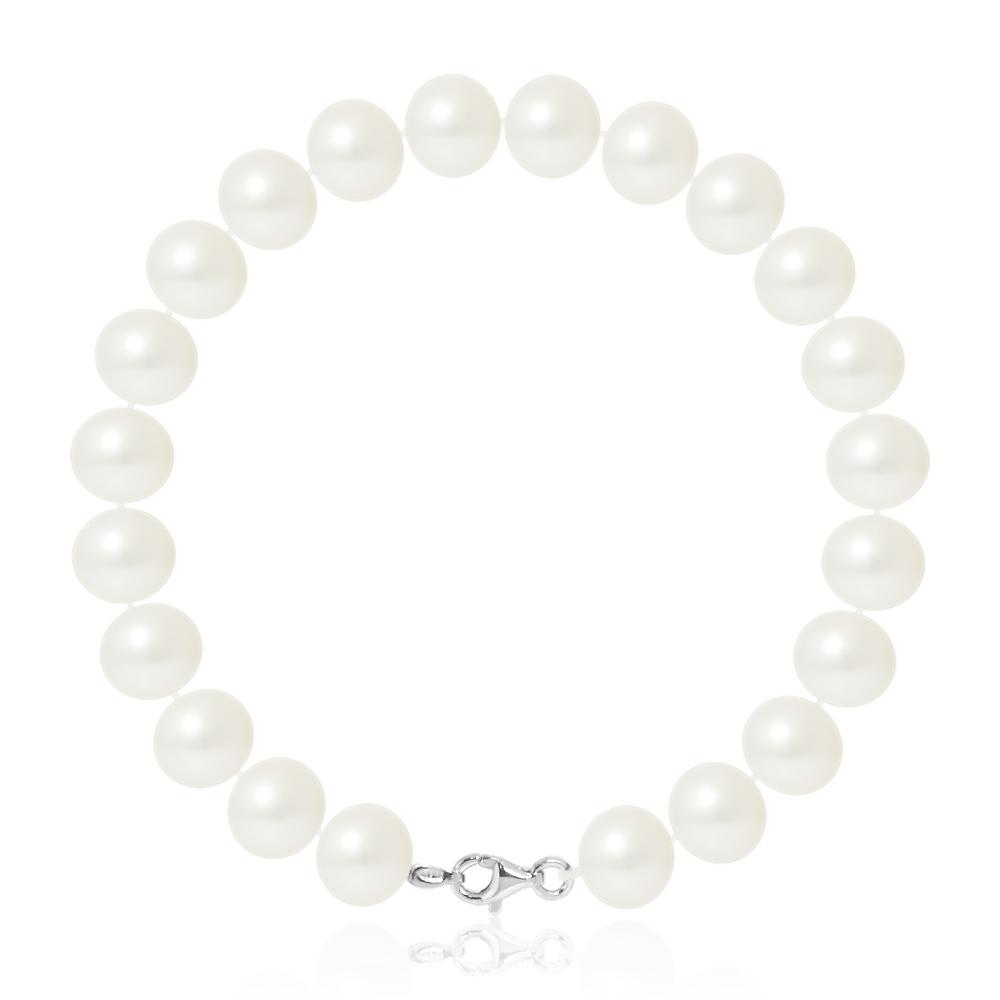 un bracelet en perles blanches avec un fermoir en argent