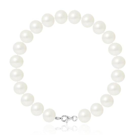 un bracelet en perles blanches avec un fermoir en argent