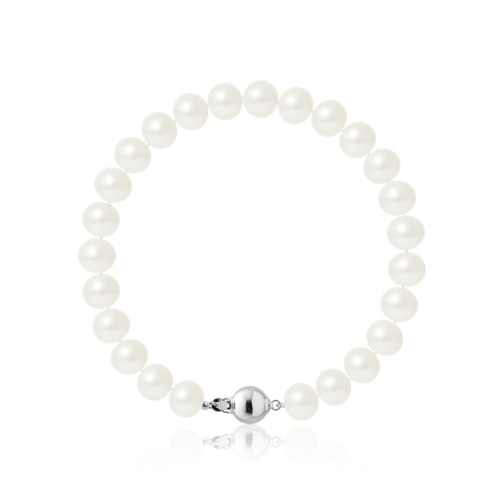 un bracelet en perles blanches avec un fermoir en argent