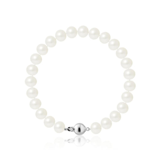 un bracelet en perles blanches avec un fermoir en argent