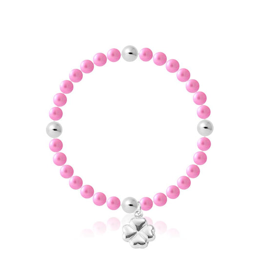 un bracelet en perles roses avec une breloque en forme de cœur en argent