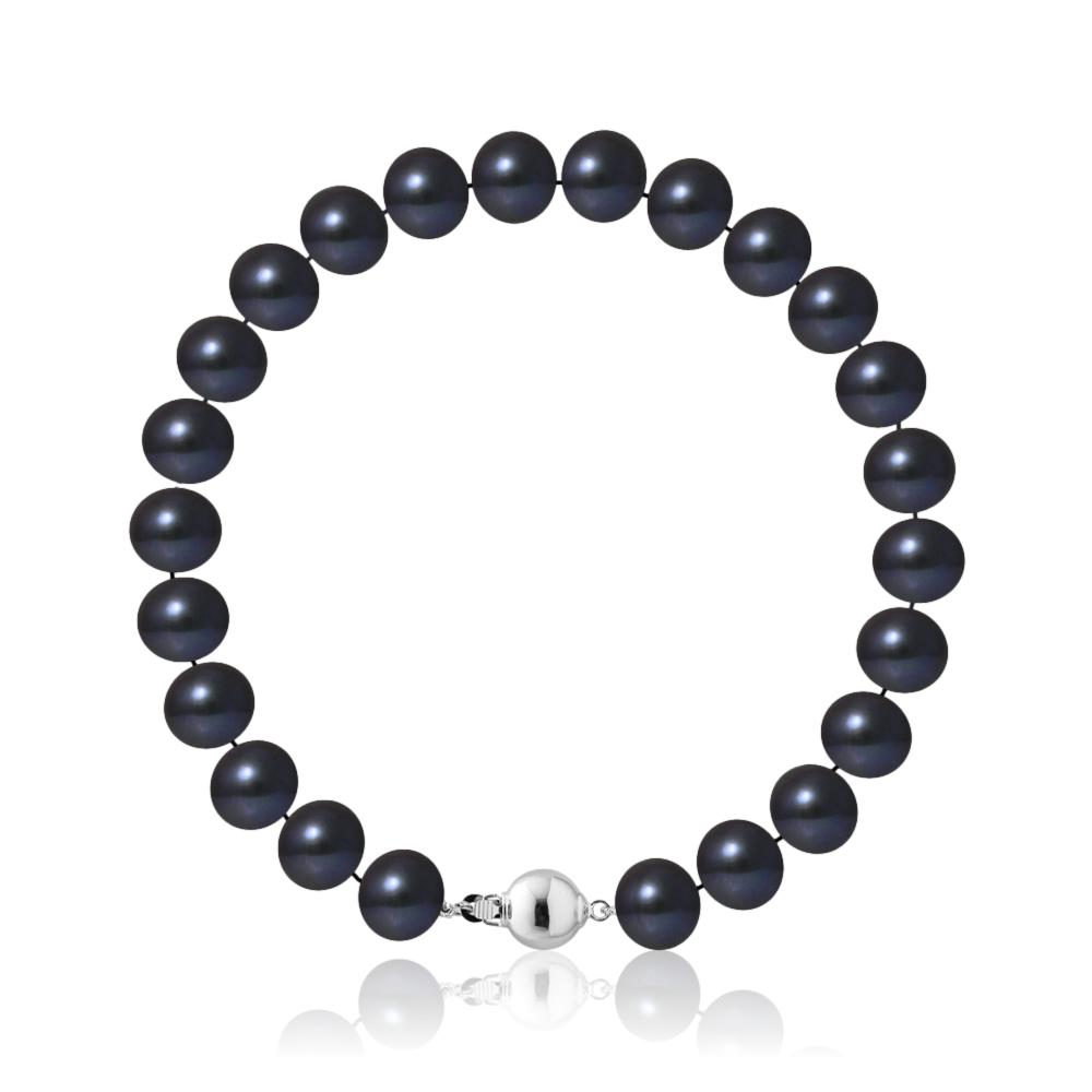 un bracelet en perles noires avec un fermoir en argent