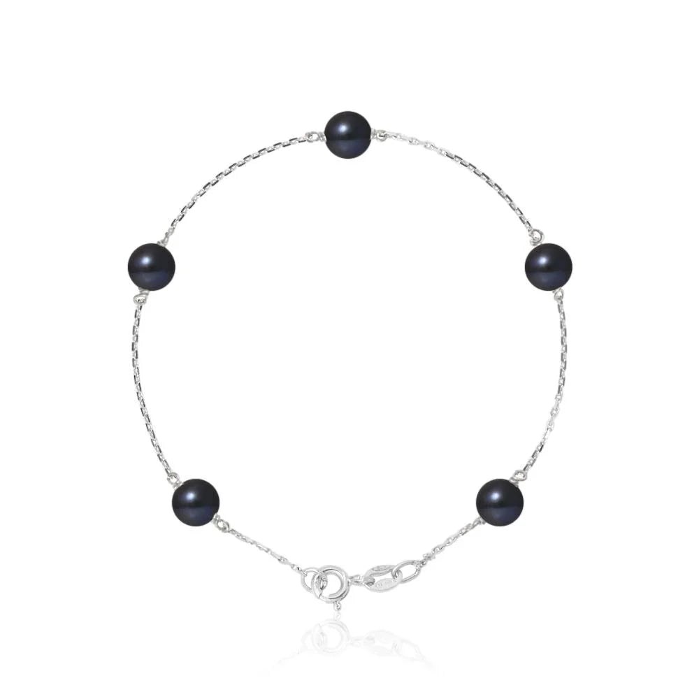 un bracelet en perles noires avec une chaîne en argent