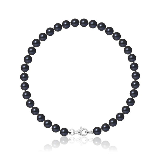 un bracelet en perles noires avec un fermoir en argent