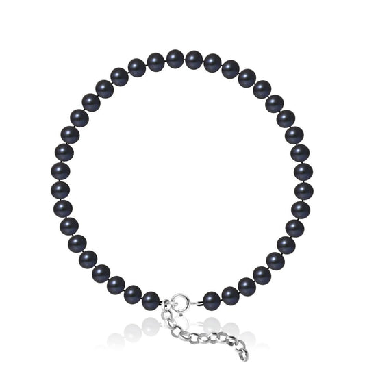 un bracelet en perles noires avec un fermoir en argent