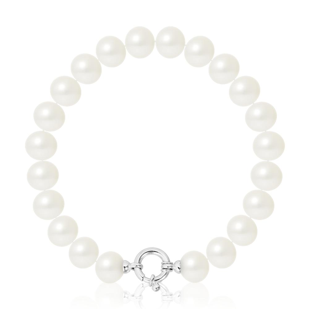 un bracelet en perles blanches avec un fermoir en argent